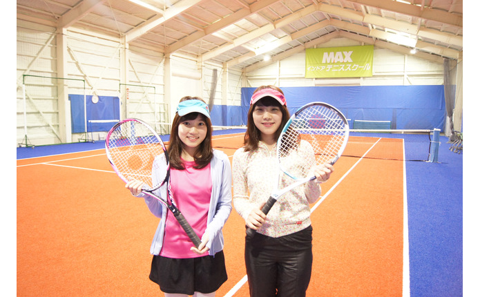 宿舎隣接のスポーツジムで屋内テニスをプレイ！