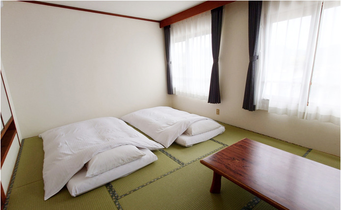 畳にゴロンが人気のホテルロードイン鳥羽和室ツインルーム